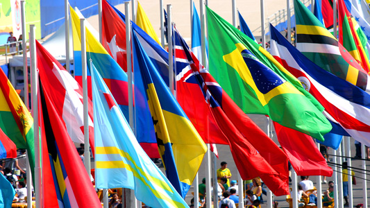 Fileira de bandeiras de vários países tremulando ao vento